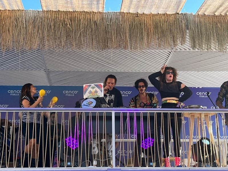 Win Butler realizó DJ set en el Lollapalooza Chile 2024 junto a Régine Chassagne y Javiera Parra.