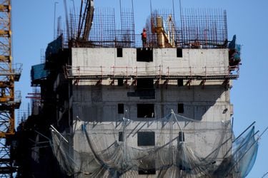Ministro García y crisis en la construcción: “400 empresas se acogieron al reajuste retroactivo para poder terminar las obras”