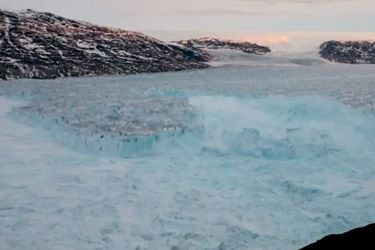 Groenlandia | Momento en que iceberg de 6,4 kms se desprende del glaciar "Helheim"