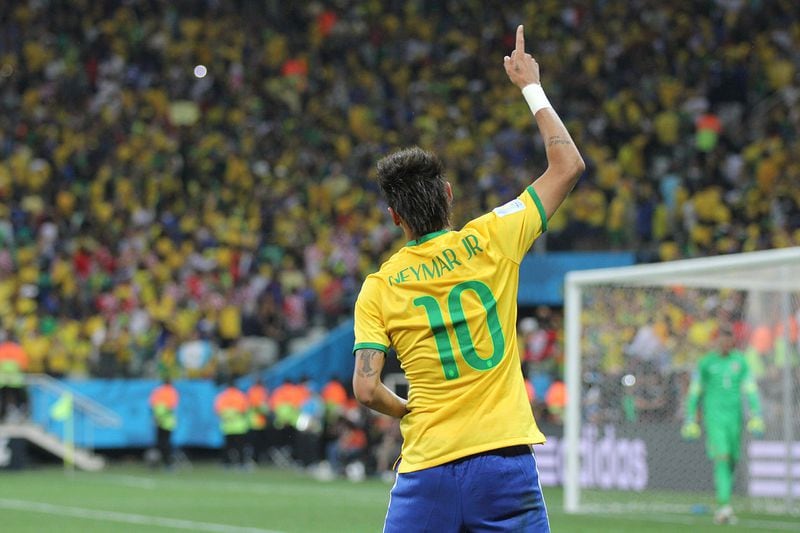 Neymar festeja su doblete en el partido entre Brasil y Croacia por el Mundial de 2014.