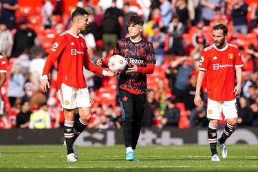 Cristiano le entrega a Garnacho el balón con el que le marcó un triplete al Norwich. Foto: @garnacho7 / Twitter.