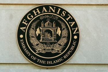 Gobierno de Estados Unidos toma control de embajada y consulados de Afganistán en el país