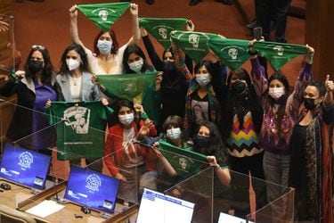Con ausencias claves de la oposición y votos en contra DC: Cámara de Diputados rechaza proyecto de despenalización del aborto hasta las 14 semanas y moción parlamentaria es archivada