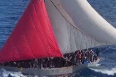 Rescatan a casi 400 migrantes haitianos a bordo de un barco a vela cerca de Florida