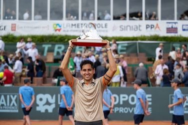 Alejandro Tabilo levanta el trofeo del Challenger de Aix-en-Provence.