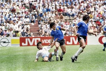 Maradona sale a remate en Chile: subastarán tres camisetas históricas del delantero