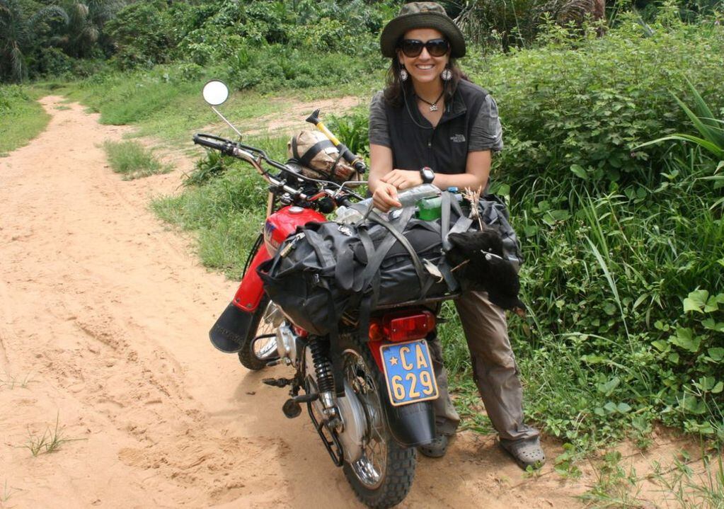 Isabel Behncke junto a una moto en el Congo.