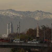 Las propuestas del exministro Mena y otros expertos para modernizar el plan de descontaminación de Santiago