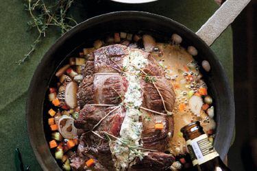 Roast beef de posta negra al horno, relleno de queso de cabra y hierbas con salsa de verduras y cerveza