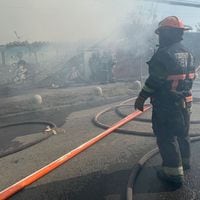 Incendio arrasa con varias casas en Estación Central 