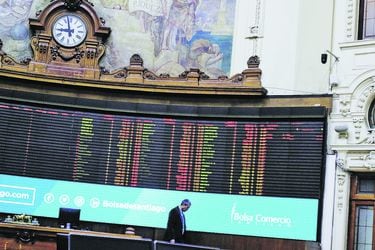 Casi 50% en bonos locales y 6,9% en acciones chilenas: las inversiones de las AFP de cara a la discusión de un nuevo retiro