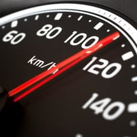 ¿Por qué el velocímetro del auto marca una velocidad distinta a la de Waze o Google Maps?