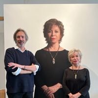 Casi idénticas: Isabel Allende y su impresionante retrato, obra del artista que inmortaliza célebres figuras