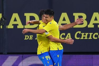 Tomás Alarcón le hace un gol al Manchester United en victoria del Cádiz