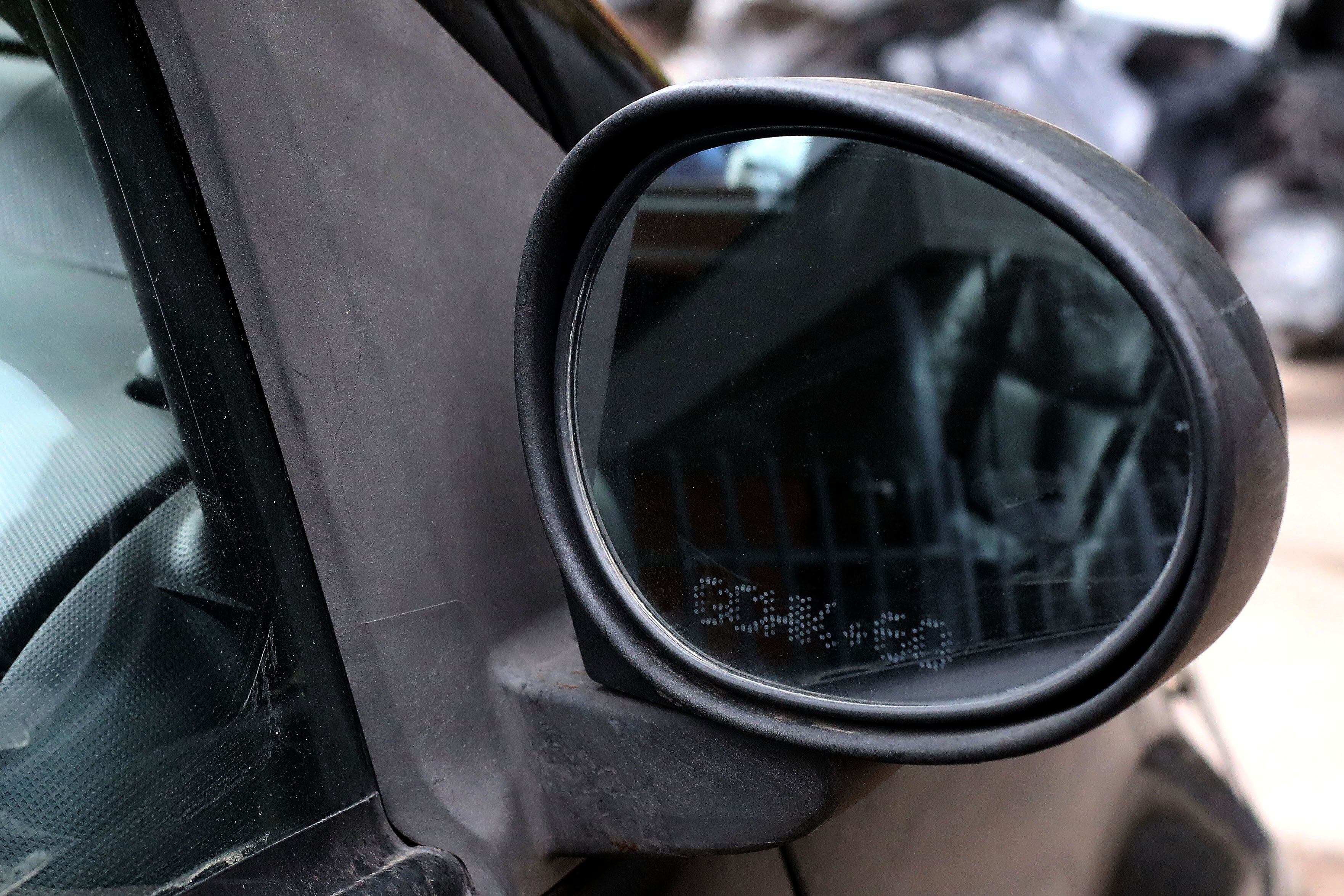El proyecto que busca eliminar la obligación de grabar la patente en los vidrios de los autos