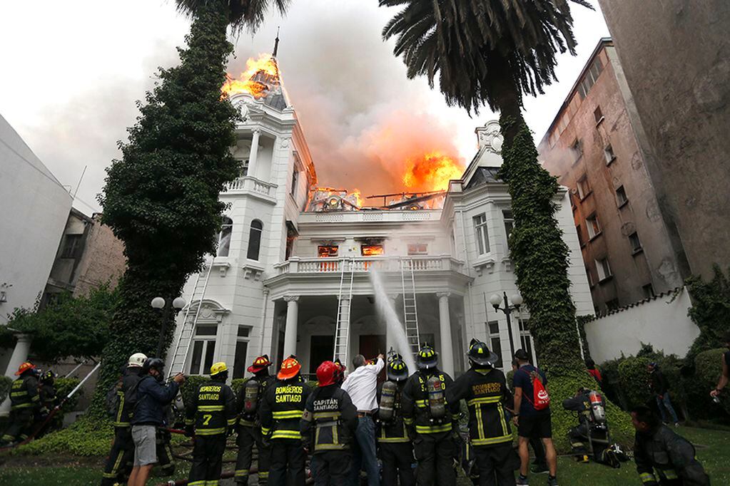 08 de Noviembre de 2019/SANTIAGO Incendian Universidad Pedro de Valdivia durante incidentes en Plaza Italia FOTO: CRISTOBAL ESCOBAR/AGENCIAUNO