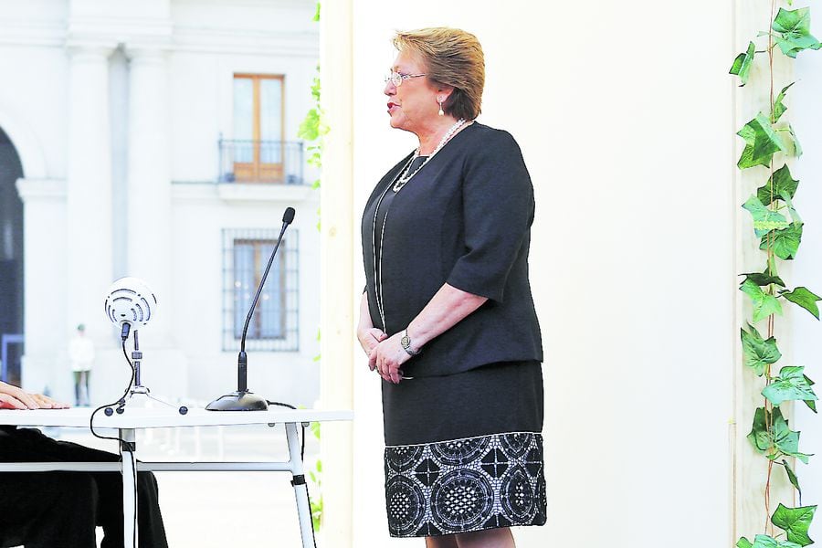 Chile's President Bachelet talks to a Geminoid HI-2 robot, which is made in likeness of its creator, Japanese professor Hiroshi Ishiguro (not pictured), during the opening ceremony of the Congress of the Future event in Santiago