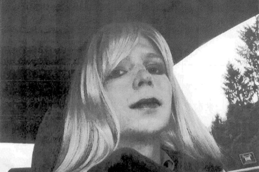 Obama commutes sentence of WikiLeaks source Chelsea Manning
