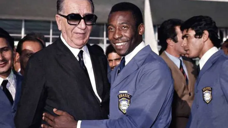 Pelé junto al dictador Emílio Garrastazu Médici, luego del Mundial de México 1970.