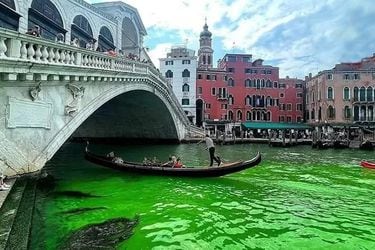 El agua del Gran Canal de Venecia apareció teñida de un misterioso color verde fluorescente