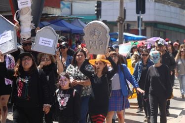 En Copiapó hubo una marcha de profesores que cumplieron 51 días en paro, en la Región de Atacama. Docentes exigen que la autoridad nacional se haga presente en la zona con respuestas y soluciones a demandas del gremio de mejoras en las condiciones del sistema educativo de la zona.