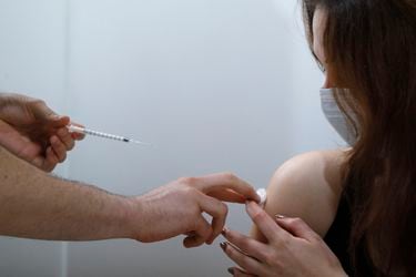 ¿Qué es el efecto “nocebo” que explicaría los efectos secundarios de muchas personas después de vacunarse?
