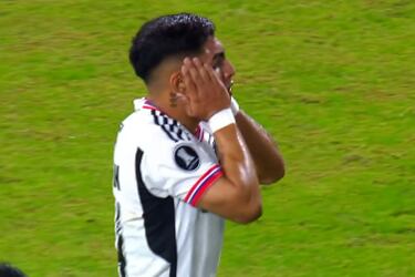 El increíble gol que erró Jordhy Thompson para Colo Colo ante Boca Juniors