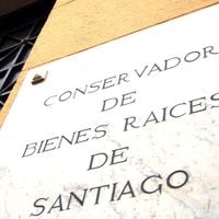 La danza de los millones en Morandé 440: funcionarios demandan a los tres conservadores de Santiago por incumplir contrato colectivo