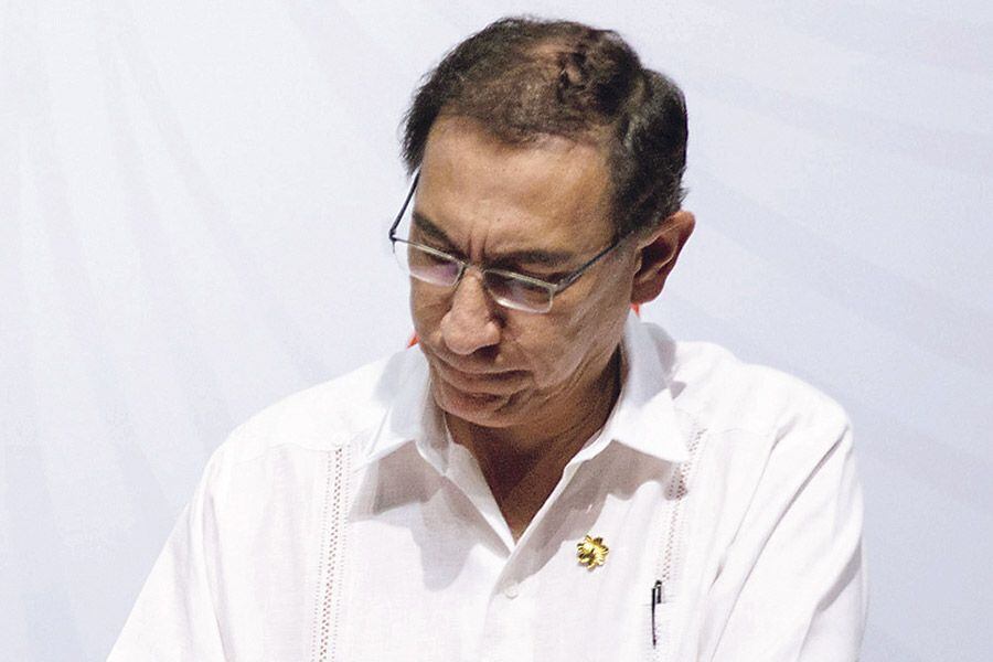 La popularidad de Vizcarra cae de 56 a 44 en solo un mes La Tercera