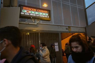 Metro de Santiago cierra 5 estaciones de la línea 2 por descarrilamiento de tren en cocheras de la zona norte durante maniobras nocturnas
Buses de apoyo en la estación Vespucio Norte