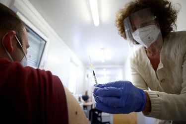 Austria es el primer país de la UE que impondrá la vacunación obligatoria a mayores de 18 años: medida regirá desde febrero
