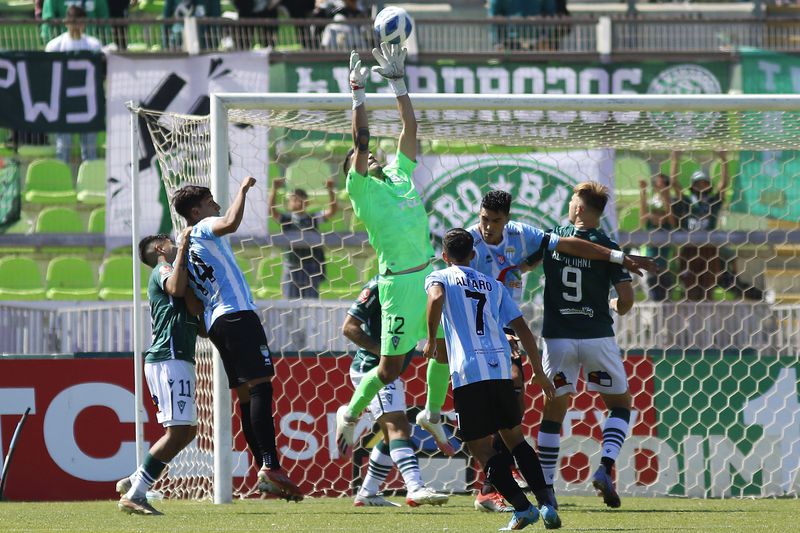 Fernando Hurtado atrapa un balón en un duelo entre Santiago Wanderers y Magallanes