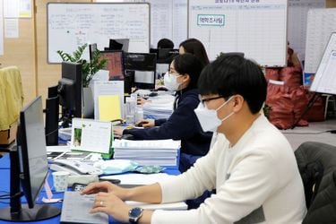 Las razones detrás del fallido plan de Corea del Sur para aumentar la jornada laboral a un máximo de 69 horas semanales