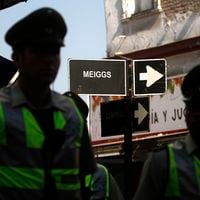 La “escuadra del descontrol”: la reservada investigación a 12 carabineros por corrupción y “protección” a comerciantes ilegales de Meiggs