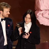 ¿Qué significa el pin rojo que lucieron varias estrellas en los premios Oscar?
