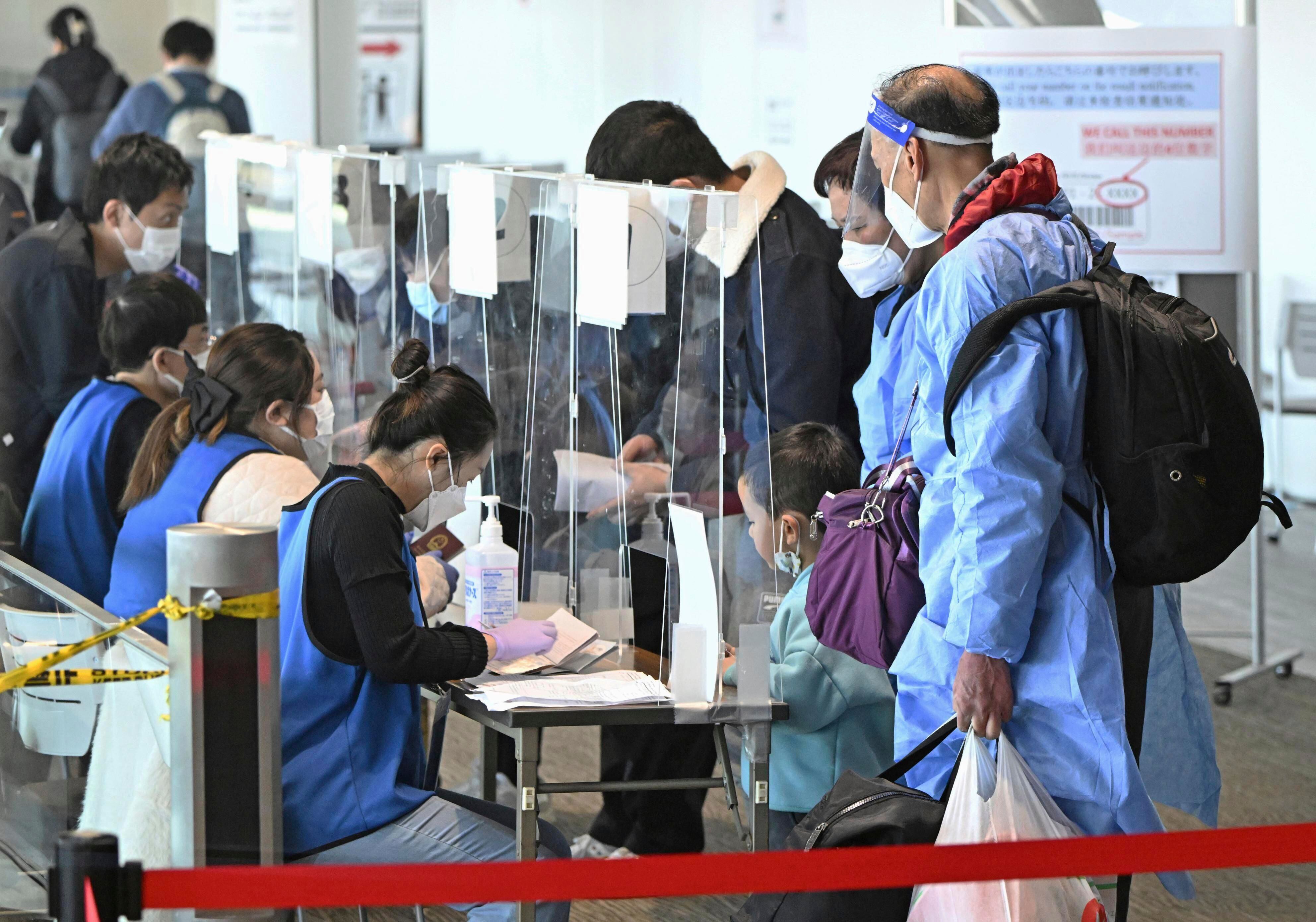 Pasajeros de Shanghái presentan una prueba de una prueba de Covid-19 negativa a su llegada al aeropuerto de Narita, cerca de Tokio, el 8 de enero de 2023. Foto: AP