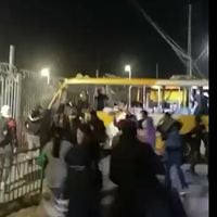 Delincuentes intentan saquear supermercado en Puente Alto usando un bus del Transantiago robado 
