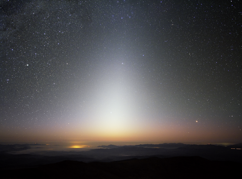 Esta imagen captura con gran belleza la luz zodiacal, un brillo triangular que se ve mejor en los cielos nocturnos carentes de la aplastante luz de la Luna o de contaminación lumínica. Foto: ESO