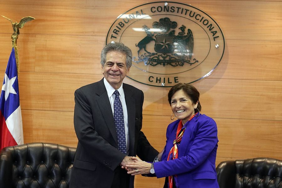 El presidente de la Corte Suprema, Haroldo Brito (i) y la presidenta del Tribunal Constitucional, María Luisa Brahm (d) se reúnieron en la sede del TC