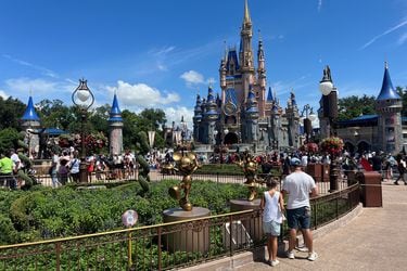 Disney anota ingresos y ganancias superiores a lo esperado impulsados por rendimiento de sus parques temáticos
