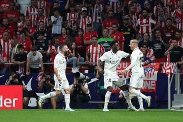 El Real Madrid supera al Atlético en el derbi y lidera el fútbol español