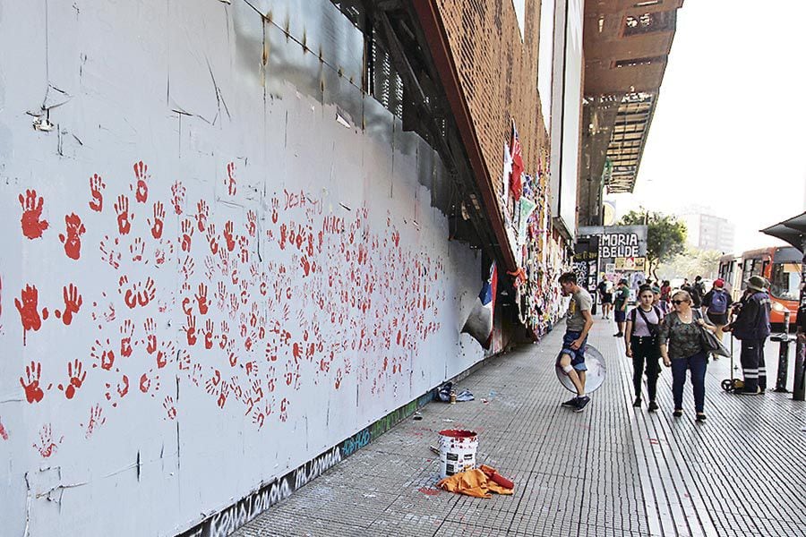Imagen-MUROS-PINTANDOS-EN-GAM,-CINE-ARTE-ALAMEDA-Y-MURO-MONUMENTO-CARABINEROS2674
