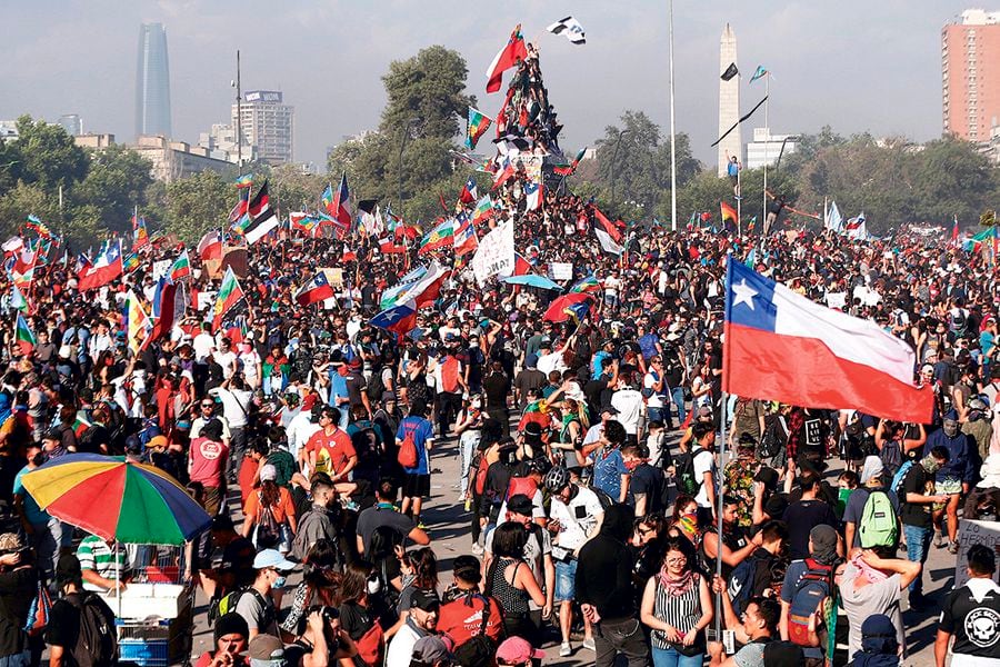 Huelga en Chile lleva a las calles clamor por garantías de derechos básicos