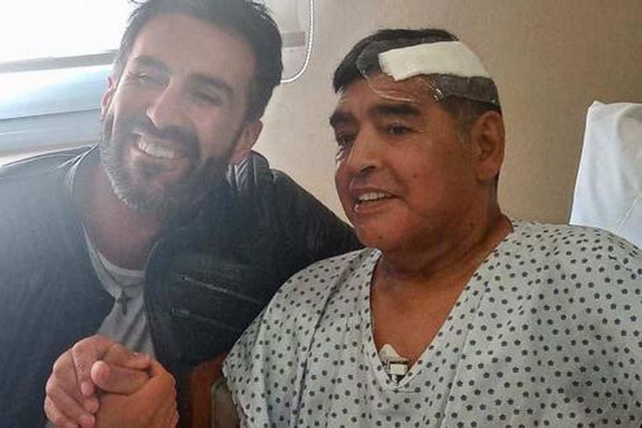 Leopoldo Luque, el médico que intervino a Maradona, posa con el fallecido astro.