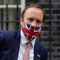 Ministro de Salud británico anuncia su dimisión tras revelarse encuentros con una amante que infringieron reglas sanitarias del Covid-19 