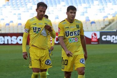 Los jugadores de Universidad de Concepción se retiran del campo de juego, en un duelo de la temporada 2021