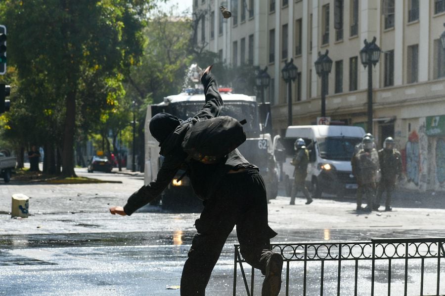 Secundarios marcharon en el centro de Santiago y protagonizaron incidentes en el marco de la conmemoración del Día del Joven Combatiente.