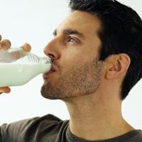 Fact Cheking: ¿Las bebidas energéticas y la leche sirven para pasar “la caña”? 