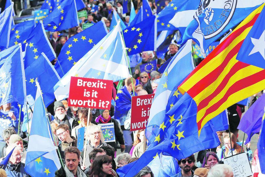 Protesters wave Saltires and EU flags as th (41244384)