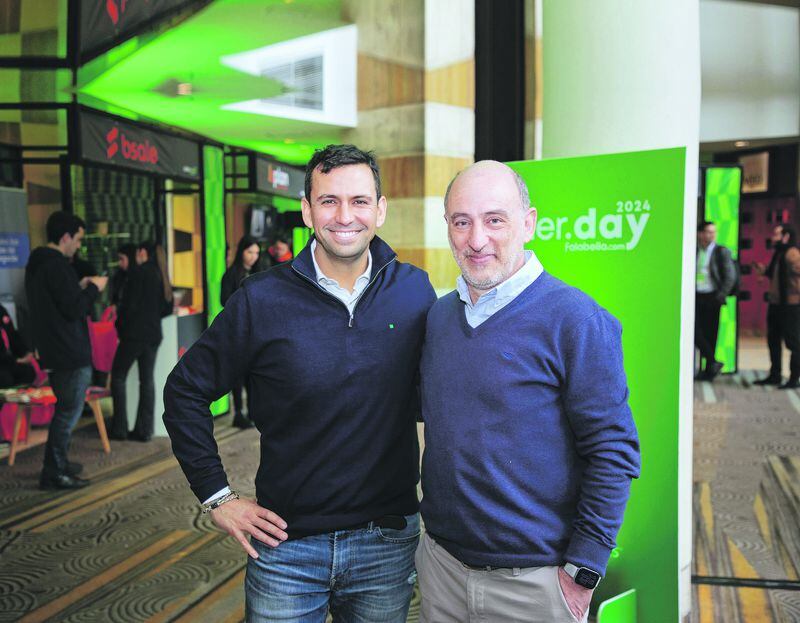 Cristián Latorre, gerente de Fmedia de Falabella, junto a George Lever, gerente de Estudios de la Cámara de Comercio de Santiago (CCS), ambos expositores del evento.
